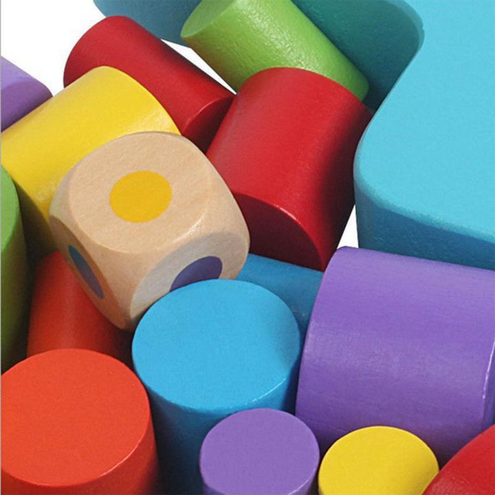 "Färgglatt barnspel med träklossar som utvecklar logiskt tänkande och finmotorik, del av Månens Färglek för barn."