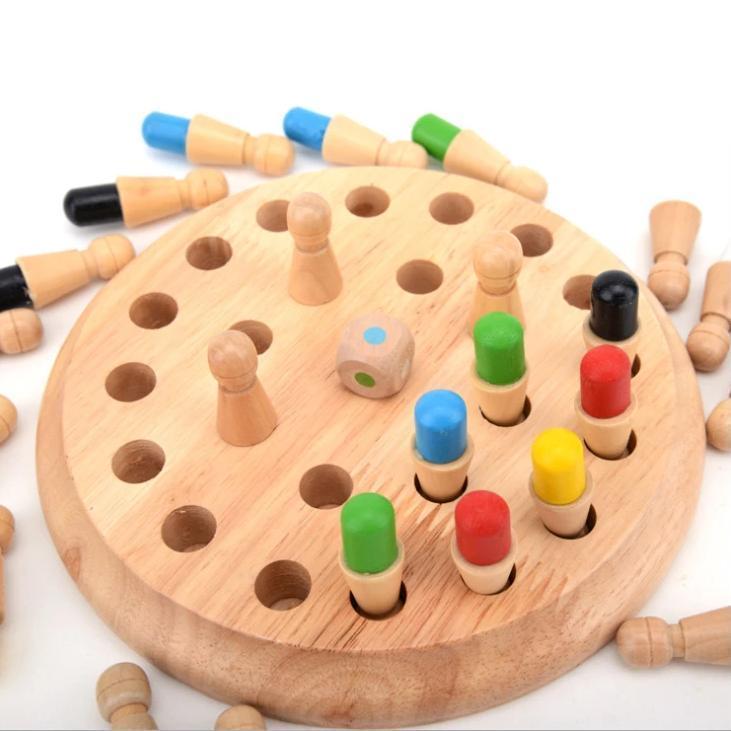 "Färgglatt minnessticks schackspel i trä för barn, utvecklande och pedagogiskt brädspel för kreativitet och inlärning."