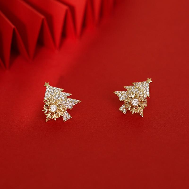 "Festliga julgransformade damörhängen i guld och silver, elegant design och skinande finish för julens högtider."
