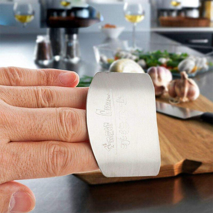 "Fingerskydd i rostfritt stål för kök, justerbar och slitstark, silverfärg, skyddar fingrar vid grönsaks- och fruktskärning."