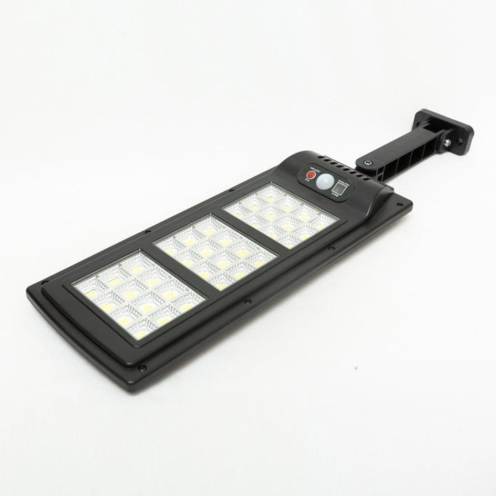 "Fjärrstyrd solcellsdriven gatulampa med 144 LED, rörelsesensor, IP65 vattentät för utomhusbruk, säker och hållbar belysning.