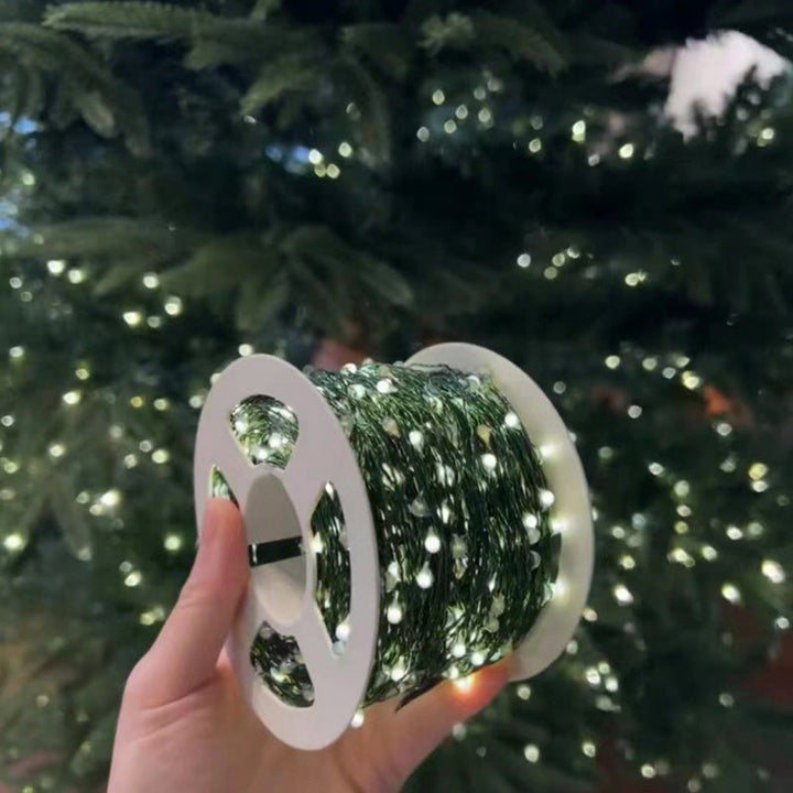 "Fjärrstyrt LED-julgransljusband med stjärnhimmel, blinkande stjärnor på flexibel tråd, skapar magisk julbelysning."