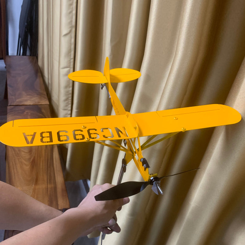 "Flygplansformad väderflöjel i aluminium, röd färg, snurrande propeller, unik trädgårdsdekoration, visar vindens riktning"