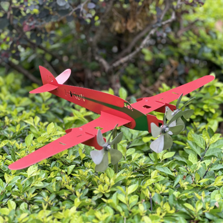 "Flygplansformad väderflöjel i aluminium, röd färg, snurrande propeller, unik trädgårdsdekoration, visar vindens riktning"