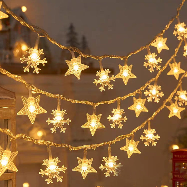 "Förtrollande julsnöre med snöflingor och varm guldljus, perfekt för festlig hemdekor inomhus och skyddad utomhus."