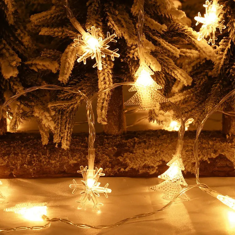 "Förtrollande julsnöre med snöflingor och varm guldljus, perfekt för festlig hemdekor inomhus och skyddad utomhus."
