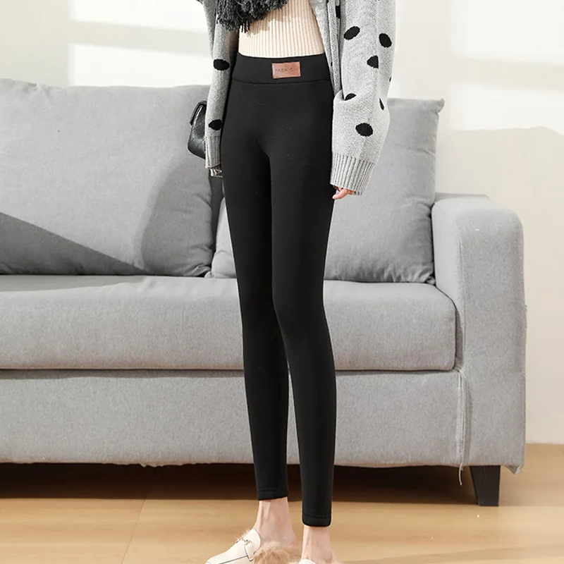 "Framsida av kvinnors varma fleecefodrade leggings, hög midja och elegant design för kallt väderkomfort."