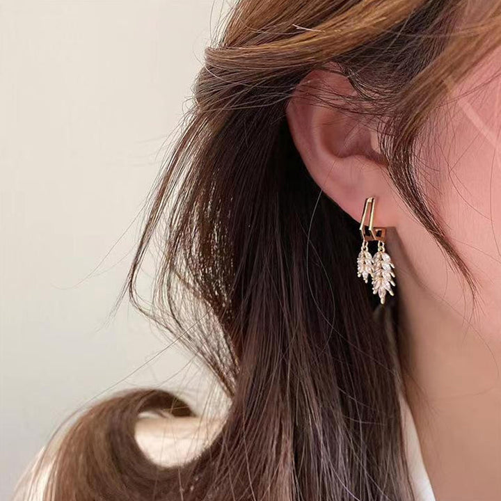 "Glänsande bladformade örhängen i 925 silver för kvinnor, elegant design som glittrar som ett vattenfall av ljus."