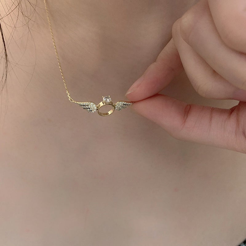 "Glänsande kvinnligt halsband med detaljerade änglavingar i guld, silver och roséguld, perfekt för alla tillfällen."