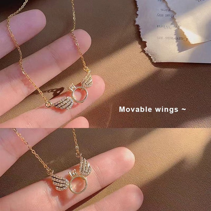 "Glänsande kvinnligt halsband med detaljerade änglavingar i guld, silver och roséguld, perfekt för alla tillfällen."