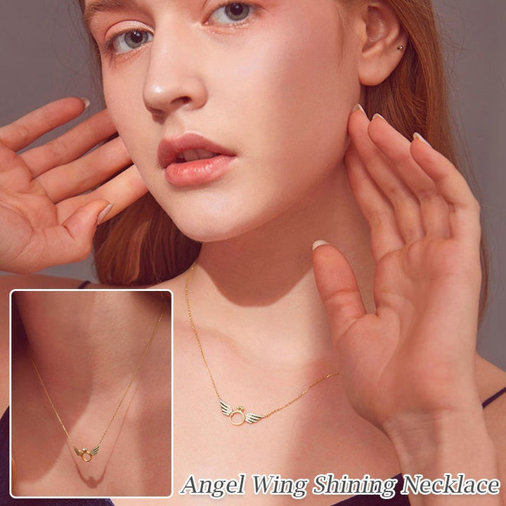 "Glänsande kvinnligt halsband med detaljerade änglavingar i guld, silver och roséguld, perfekt för alla tillfällen."