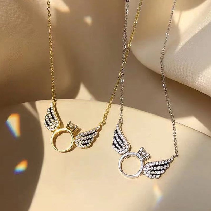 "Glänsande kvinnligt halsband med detaljerade änglavingar i guld, silver och roséguld, perfekt för alla tillfällen."