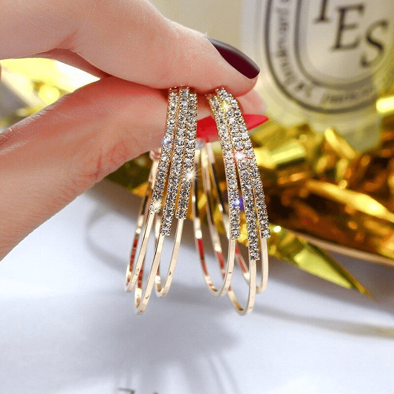 "Glänsande ringörhängen i guld och silver för kvinnor, elegant design, perfekt för både vardag och fest."