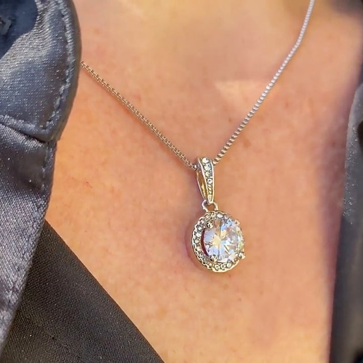 "Glittrande damhalsband med rund design i silver, justerbar längd, elegant smycke för att framhäva feminin skönhet."