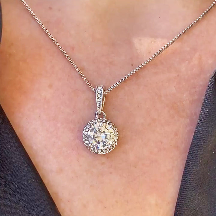 "Glittrande damhalsband med rund design i silver, justerbar längd, elegant smycke för att framhäva feminin skönhet."