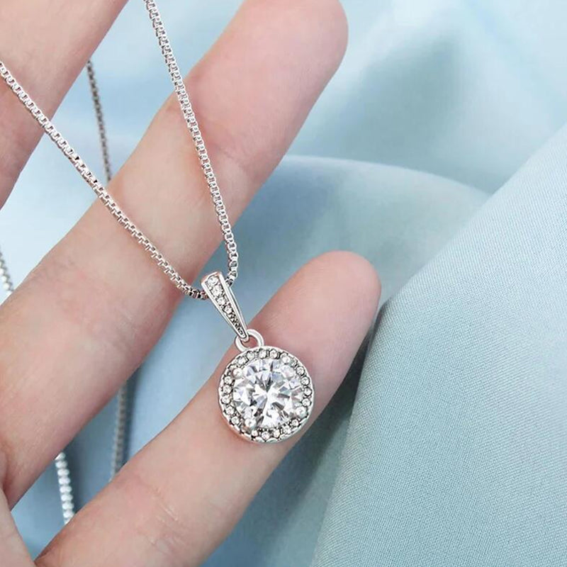 "Glittrande damhalsband med rund design i silver, justerbar längd, elegant smycke för att framhäva feminin skönhet."