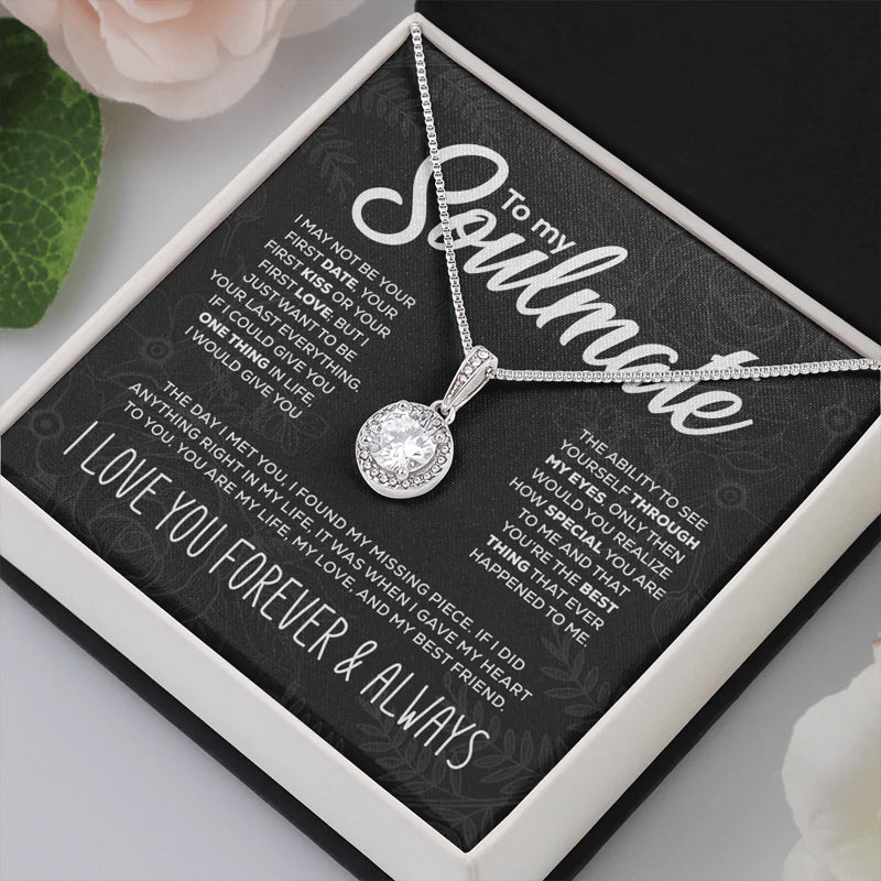 "Glittrande damhalsband med rund design i silver, justerbar längd, elegant smycke för att framhäva feminin skönhet."