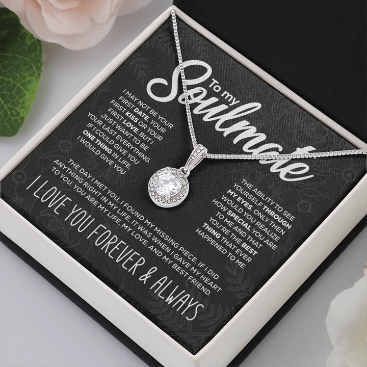 "Glittrande damhalsband med rund design i silver, justerbar längd, elegant smycke för att framhäva feminin skönhet."