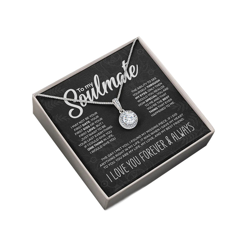 "Glittrande damhalsband med rund design i silver, justerbar längd, elegant smycke för att framhäva feminin skönhet."
