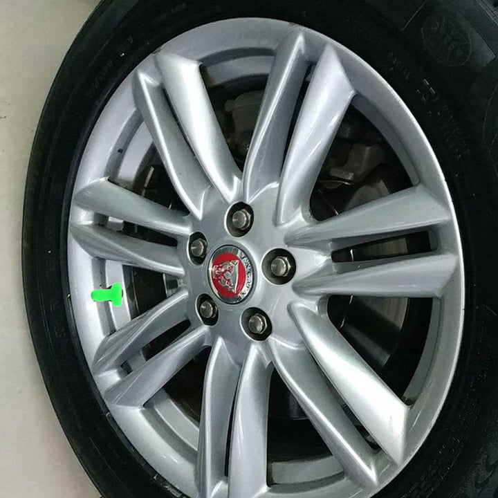 "Glow-in-the-dark ventilstamlock med humoristisk design i olika färger för bilar. Unik och lekfull bilaccessoar."