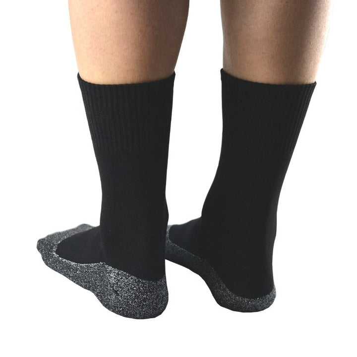"Grå unisex komfortstrumpor i mjukt material för utomhusaktiviteter, passar under andra strumpor, S/M-L/XL storlekar."