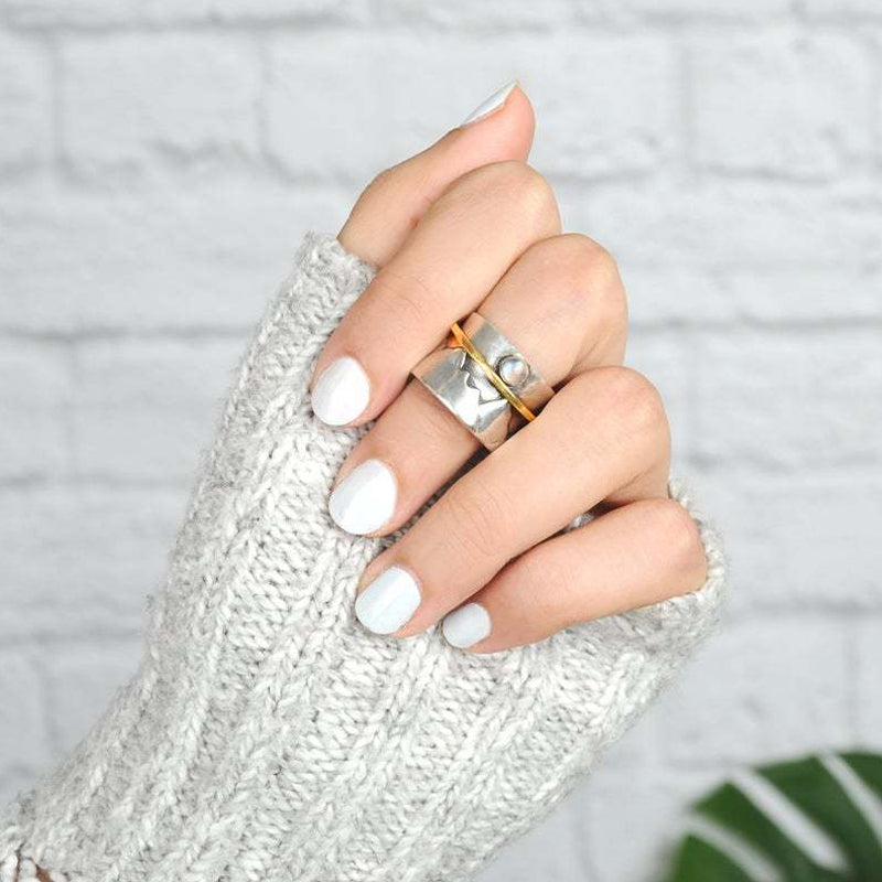 "Guldfärgad damhjärtring med måne och berg, elegant accessoar med naturtema"