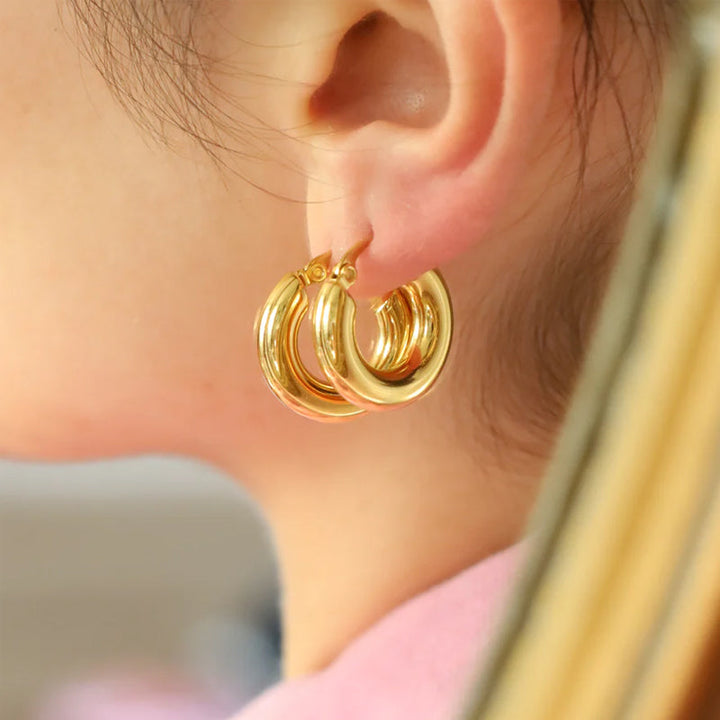 Guldfärgade ringörhängen i rostfritt stål, olika storlekar, elegant look för alla tillfällen och stilpreferenser.