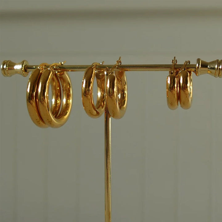 Guldfärgade ringörhängen i rostfritt stål, olika storlekar, elegant look för alla tillfällen och stilpreferenser.