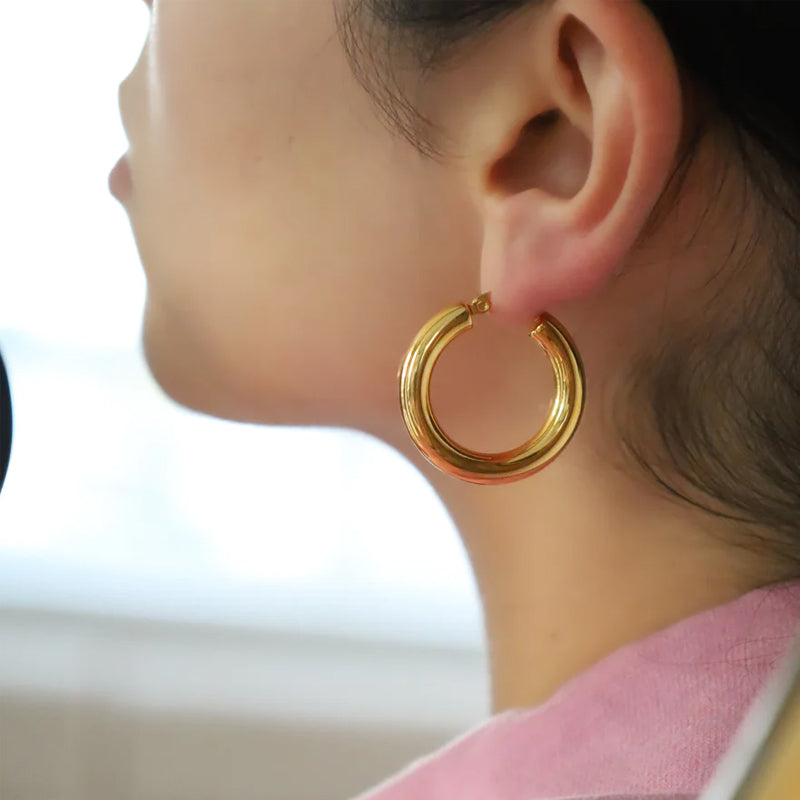 Guldfärgade ringörhängen i rostfritt stål, olika storlekar, elegant look för alla tillfällen och stilpreferenser.