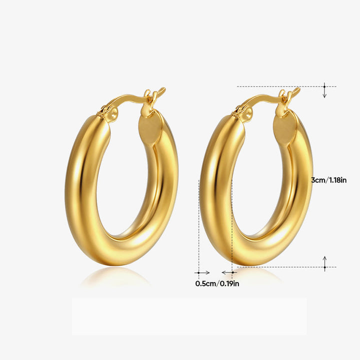 Guldfärgade ringörhängen i rostfritt stål, olika storlekar, elegant look för alla tillfällen och stilpreferenser.