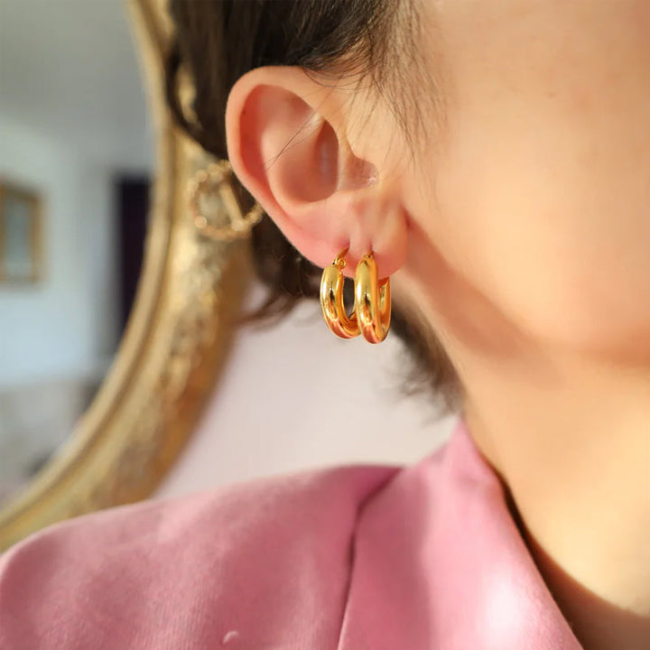 Guldfärgade ringörhängen i rostfritt stål, olika storlekar, elegant look för alla tillfällen och stilpreferenser.