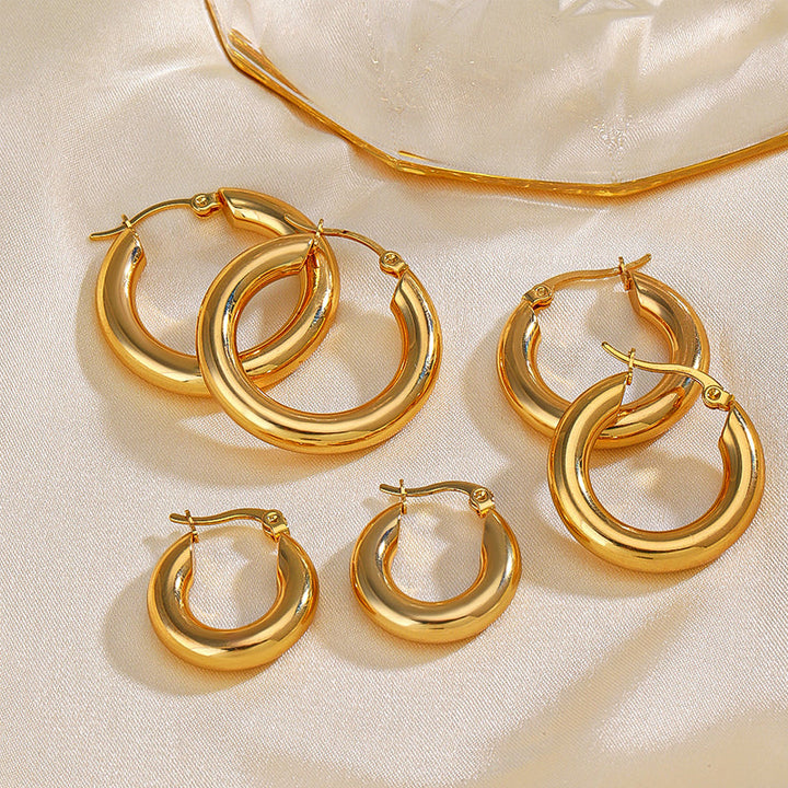 Guldfärgade ringörhängen i rostfritt stål, olika storlekar, elegant look för alla tillfällen och stilpreferenser.