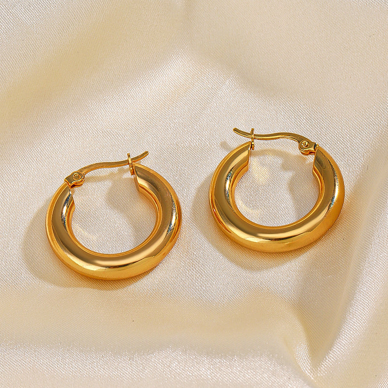 Guldfärgade ringörhängen i rostfritt stål, olika storlekar, elegant look för alla tillfällen och stilpreferenser.