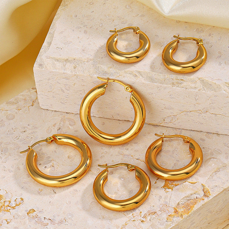 Guldfärgade ringörhängen i rostfritt stål, olika storlekar, elegant look för alla tillfällen och stilpreferenser.