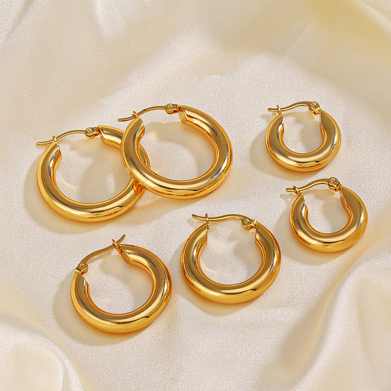 Guldfärgade ringörhängen i rostfritt stål, olika storlekar, elegant look för alla tillfällen och stilpreferenser.