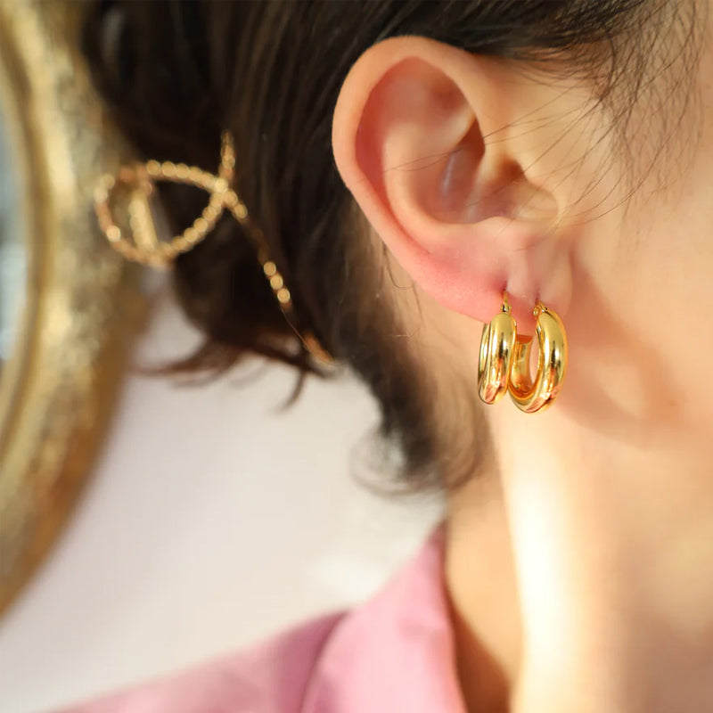 Guldfärgade ringörhängen i rostfritt stål, olika storlekar, elegant look för alla tillfällen och stilpreferenser.