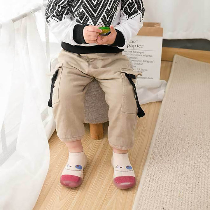 "Halkfria barnstrumpor med djurmotiv, flexibla sulor och elastisk topp, perfekt för små barns naturliga fotutveckling."