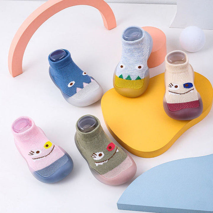 "Halkfria barnstrumpor med djurmotiv, flexibla sulor och elastisk topp, perfekt för små barns naturliga fotutveckling."