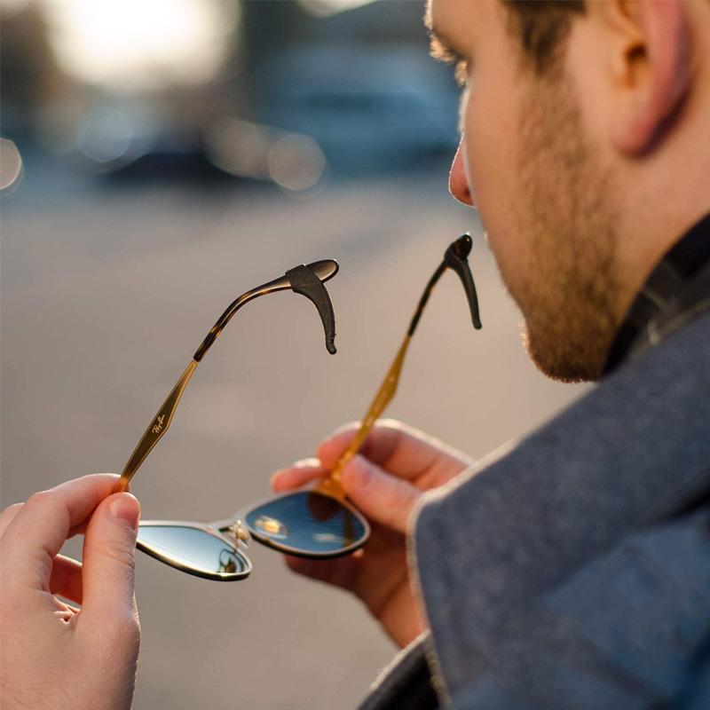 "Halkfria glasögonhållare för sport, beige silikon, diskret och ergonomisk design för säker daglig användning."