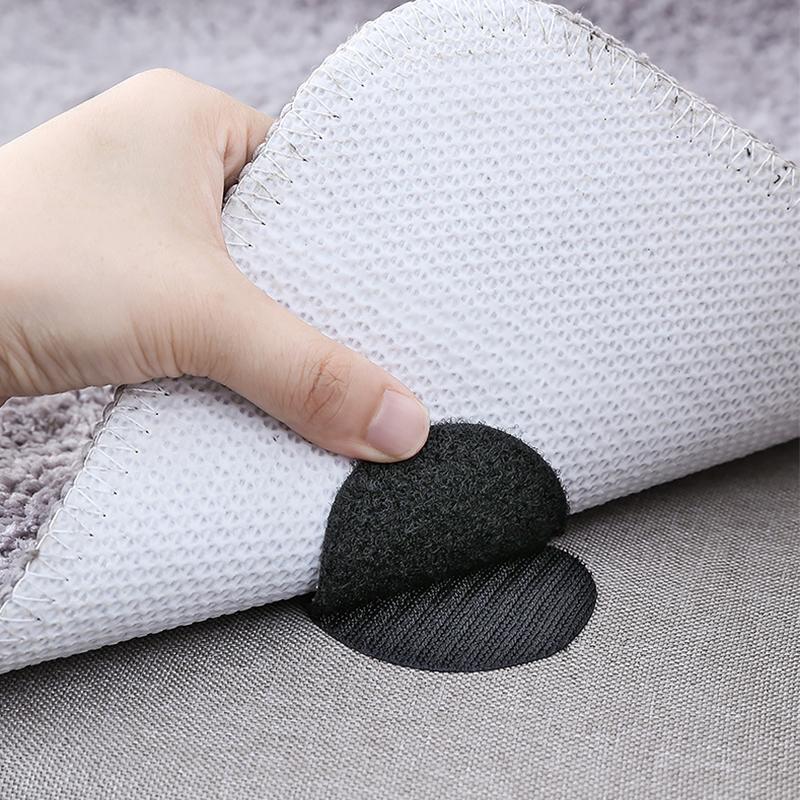 "Halkfria krokar och öglor, PVC, svart/vit för säkert fäste av mattor, stilren design, interiörsäkerhet."