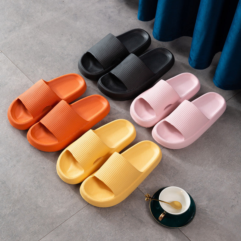 "Halkfria unisex tofflor med tjock botten i beige och blå nyanser, ergonomisk design för komfort och stil."