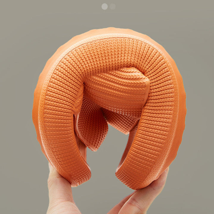 "Halkfria unisex tofflor med tjock botten i beige och blå nyanser, ergonomisk design för komfort och stil."