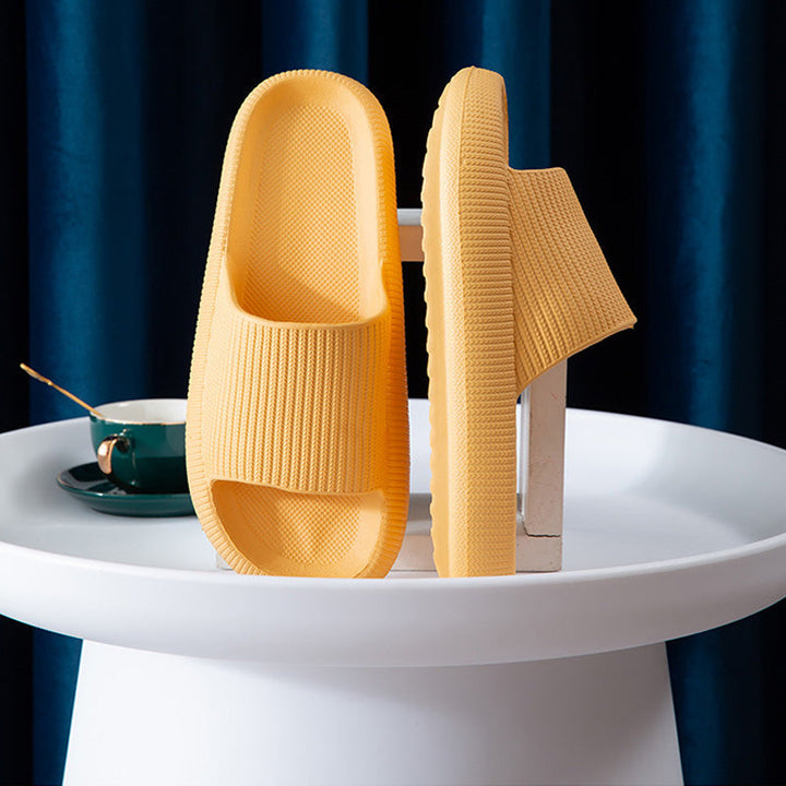 "Halkfria unisex tofflor med tjock botten i beige och blå nyanser, ergonomisk design för komfort och stil."