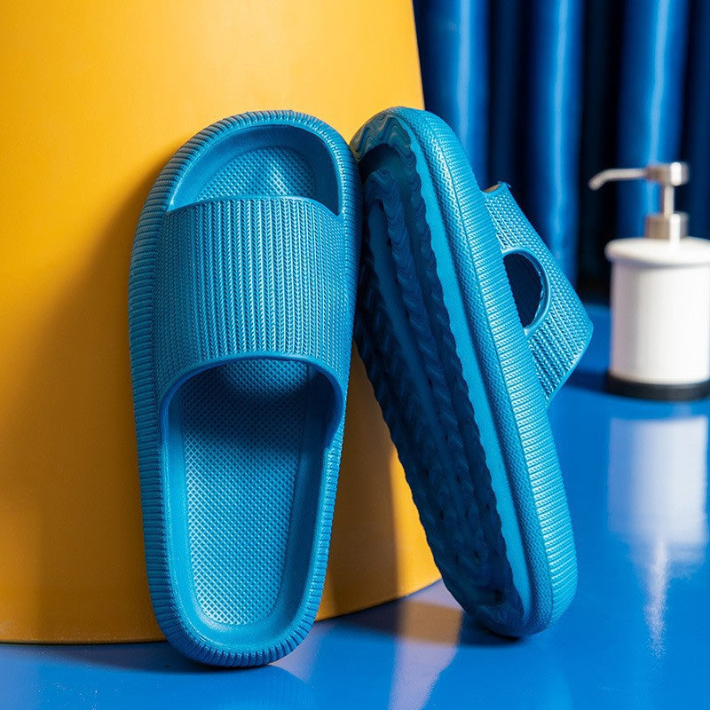 "Halkfria unisex tofflor med tjock botten i beige och blå nyanser, ergonomisk design för komfort och stil."