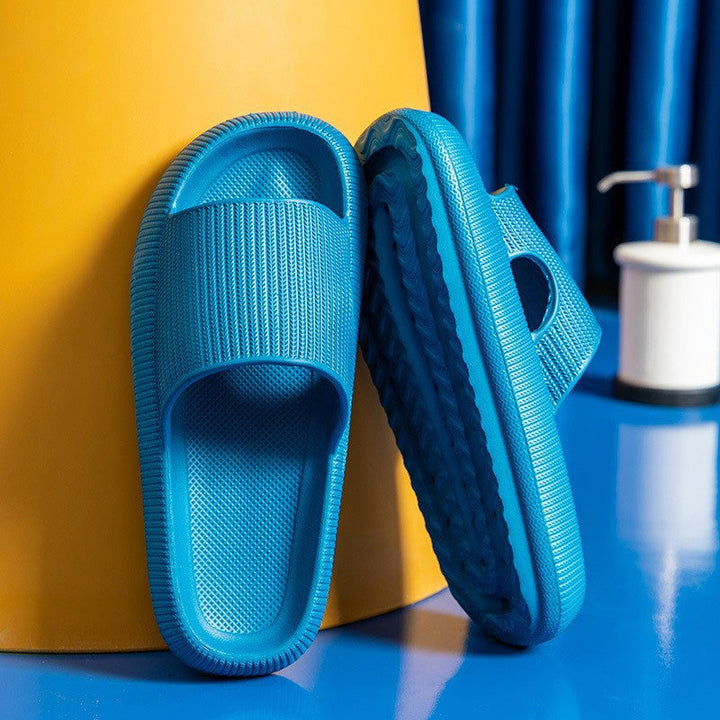 "Halkfria unisex tofflor med tjock botten i beige och blå nyanser, ergonomisk design för komfort och stil."