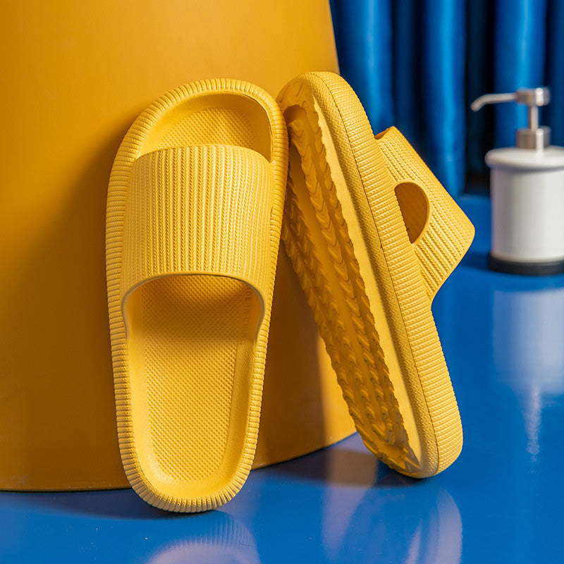 "Halkfria unisex tofflor med tjock botten i beige och blå nyanser, ergonomisk design för komfort och stil."