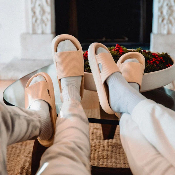 "Halkfria unisex tofflor med tjock botten i beige och blå nyanser, ergonomisk design för komfort och stil."