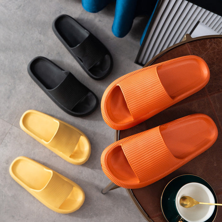 "Halkfria unisex tofflor med tjock botten i beige och blå nyanser, ergonomisk design för komfort och stil."