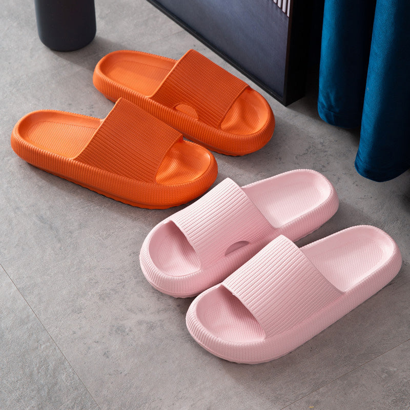 "Halkfria unisex tofflor med tjock botten i beige och blå nyanser, ergonomisk design för komfort och stil."