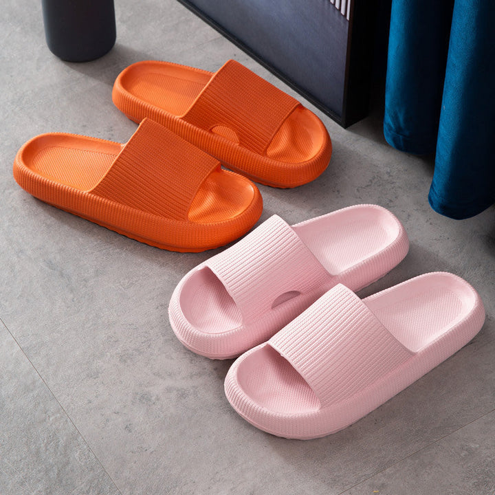 "Halkfria unisex tofflor med tjock botten i beige och blå nyanser, ergonomisk design för komfort och stil."